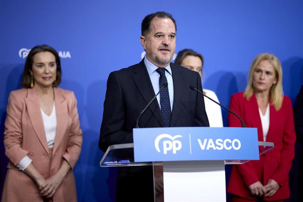 El presidente del Partido Popular del País Vasco, Carlos Iturgaiz, interviene durante la inauguración de la nueva sede de su formación, en calle Licenciado Poza, a 20 de marzo de 2023, en Bilbao