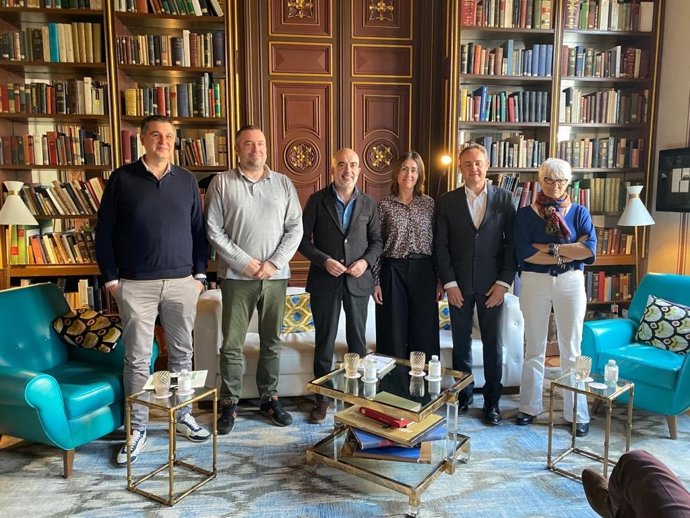 El alcaldable del PP en Barcelona, Daniel Sirera, durante un desayuno de Barcelona Oberta y el Gremi de Restauració.
