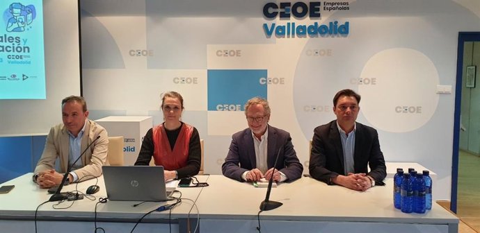 El vicepresidente de la Diputación, Víctor Alonso; presidenta de CEOE Valladolid, Ángela de Miguel; directora territorial de CaixaBank en Castilla y León, Belén Martín, y concejal Planeamiento Urbanístico y Vivienda, Manuel Saravia, antes de iniciar