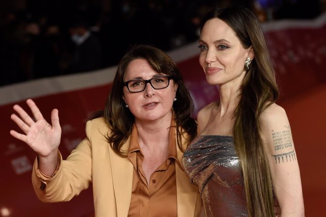 La productora Victoria Alonso junto a Angelina Jolie en el estreno de Eternals de Marvel