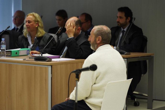 El acusado Francisco Javier Almeida junto a su abogado 