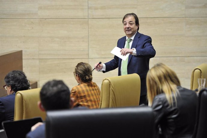 Vara responde a la oposición desde su escaño en la Asamblea de Extremadura, en una imagen de archivo.