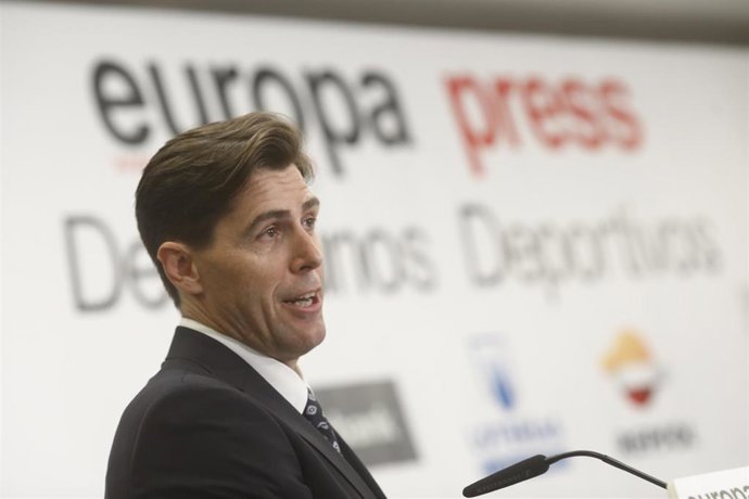 Archivo - El presidente de la Real Federación Española de Atletismo (RFEA), Raúl Chapado, en los Desayunos Deportivos de Europa Press.