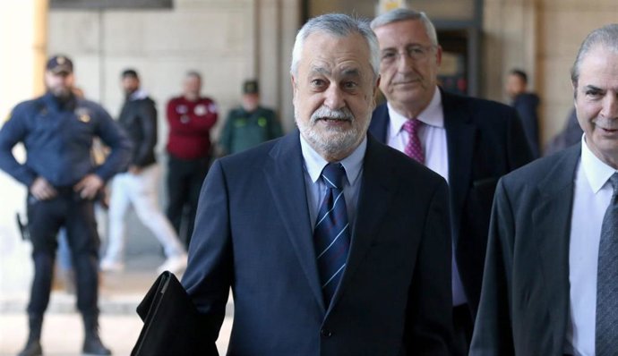 Archivo - Griñán llega a la Audiencia para declarar en el juicio por los ERE