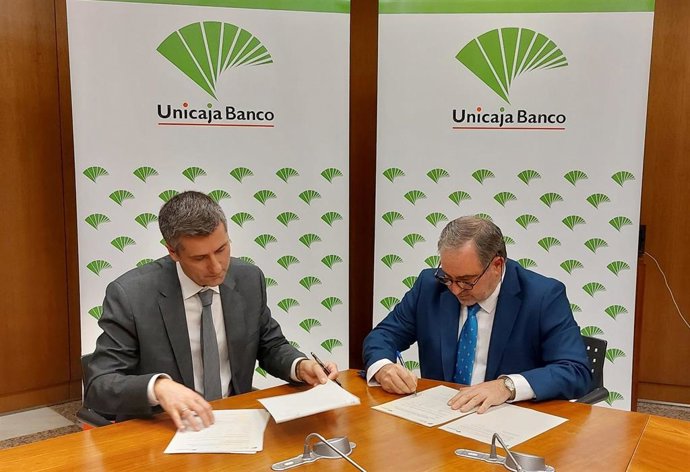 El Director Regional de  Asturias  Centro  de  Unicaja  Banco,  Marcos  González  Cadenas,  y el Presidente  del  Colegio  de  Administradores de  Fincas del Principado de Asturias, Anselmo Gómez Cortina.