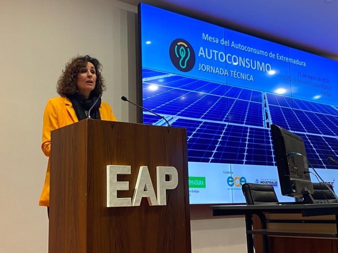La consejera para la Transición Ecológica y Sostenibilidad, Olga García, en la inauguración en Mérida de la Jornada Técnica de Autoconsumo