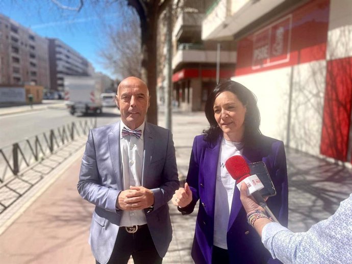 Hurtado y Crespín ante la sede provincial de su partido.