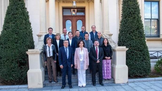 Foto de los participantes en la firma de los convenios con poblaciones de más de 2.000 habitantes con la presidenta riojana, Concha Andreu