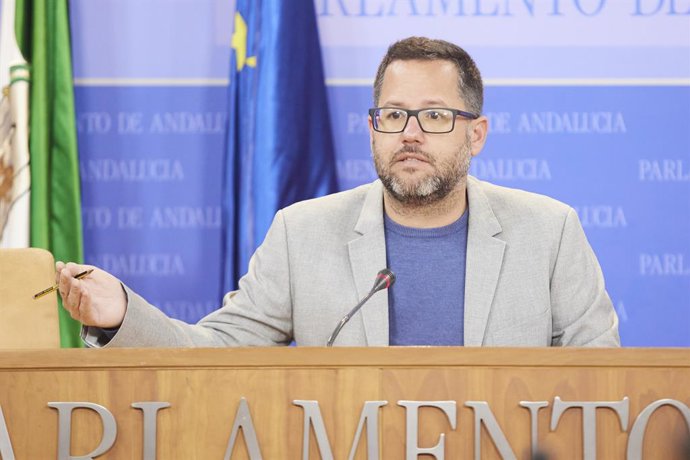 El portavoz del Grupo Mixto-AdelanteAndalucía, José Ignacio García, durante la ronda de ruedas de prensa de portavoces de los grupos parlamentarios con motivo de la reunión de la Mesa y de la Junta de Portavoces en el Parlamento de Andalucía, a 15 de ma