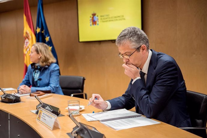 La vicepresidenta segunda y ministra de Asuntos Económicos y Transformación Digital, Nadia Calviño y el gobernador del Banco de España, Pablo Hernández de Cos, durante un encuentro con representantes de entidades financieras y asociaciones de usuarios p