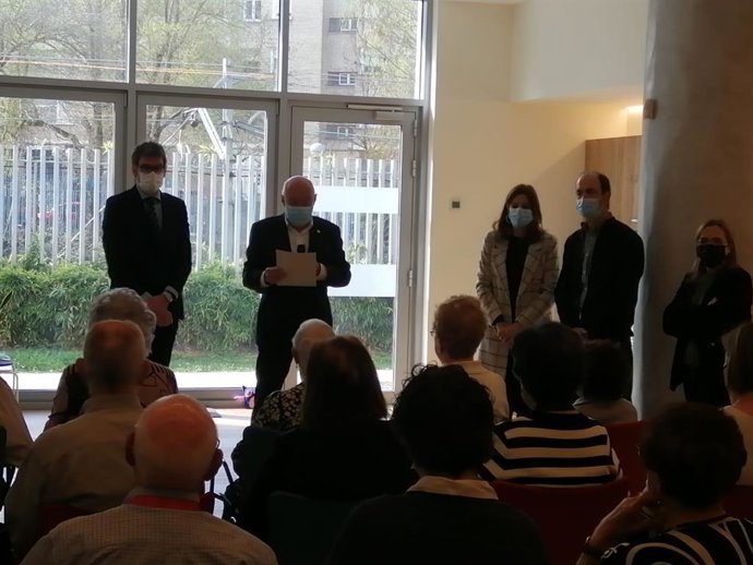 Urtara, Armentia y Etxebarria durante la visita al servicio de atención diurna del Renacimiento