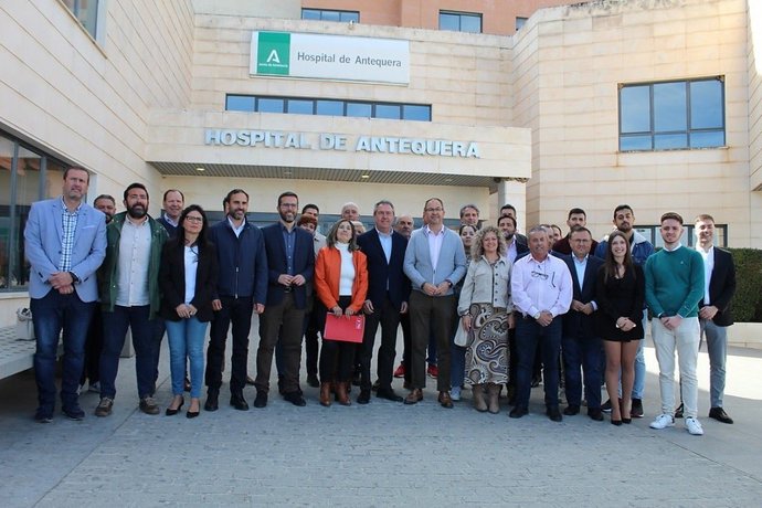 El secretario general del PSOE-A, Juan Espadas, y su homólogo en Málaga, Daniel Pérez, atienden a los medios, junto al candidato socialista a la Alcaldía del municipio, Kiko Calderón, en la puerta del Hospital de Antequera