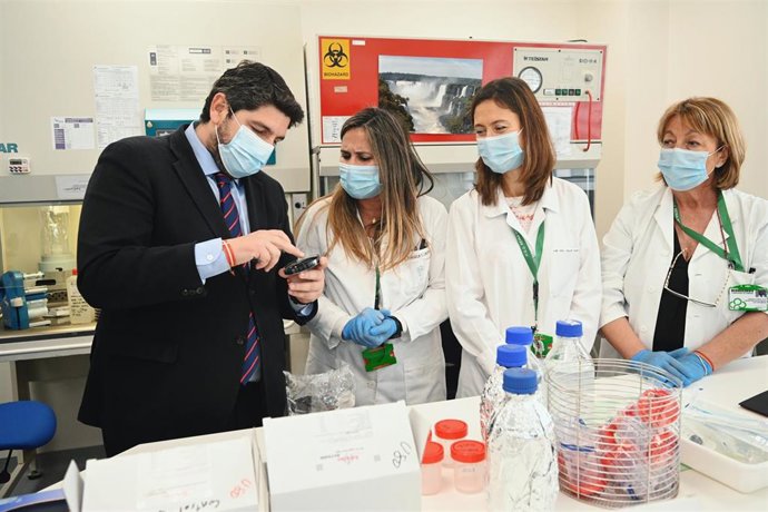 El presidente de la Comunidad, Fernando López Miras, junto a profesionales sanitarias, en el nuevo Laboratorio Regional de Salud Pública ubicado en el edificio de servicios del Hospital Reina Sofía de Murcia