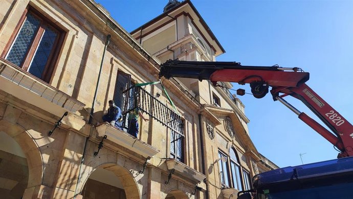 Las barandillas del Ayuntamiento de Oviedo vuelven a su lugar.