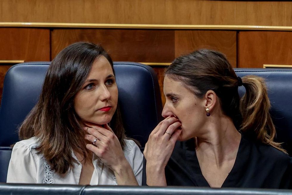 La ministra de Derechos Sociales y Agenda 2030, Ione Belarra (i), y la ministra de Igualdad, Irene Montero (d), conversan durante una sesión plenaria en el Congreso de los Diputados, a 7 de marzo de 2023, en Madrid (España).