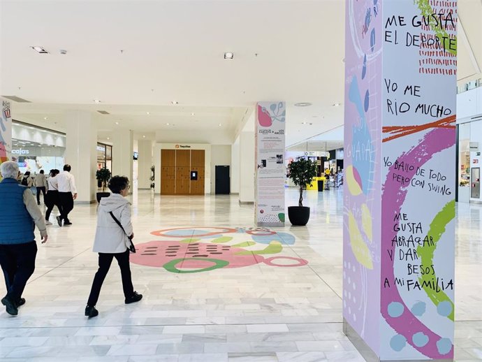 El centro comercial Los Arcos celebra el Día Internacional del Síndrome de Down con la exposición del proyecto inclusivo 'Me gusta' a través de dibujos y mensajes en algunas de sus columnas y suelos.