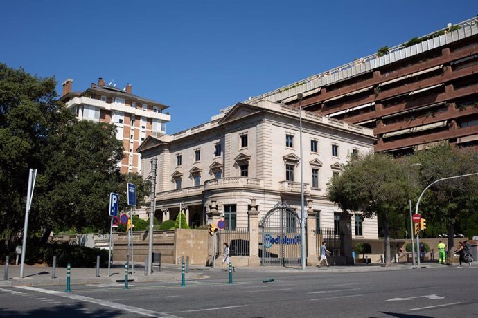 Archivo - Fachada de la sede del Banco Mediolanum en la Avenida Diagonal de Barcelona.