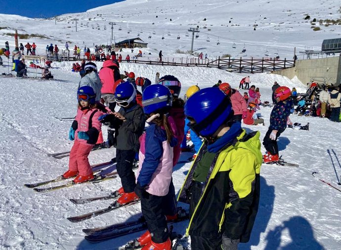 Un grupo de esolares en la estación de esquí de Alto Campoo