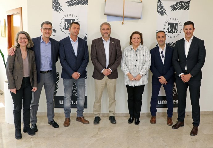 Acto de firma del convenio de adhesión al Parque Científico de la UMH por parte de la compañía  Irene Consulting con el rector de la Universidad, Juan José Ruiz.