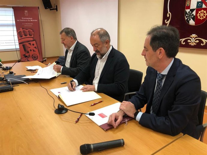 El alcalde de Cuenca, Darío Dolz, y el rector de la Universidad de Castilla-La Mancha, Julián Garde, firman un acuerdo.