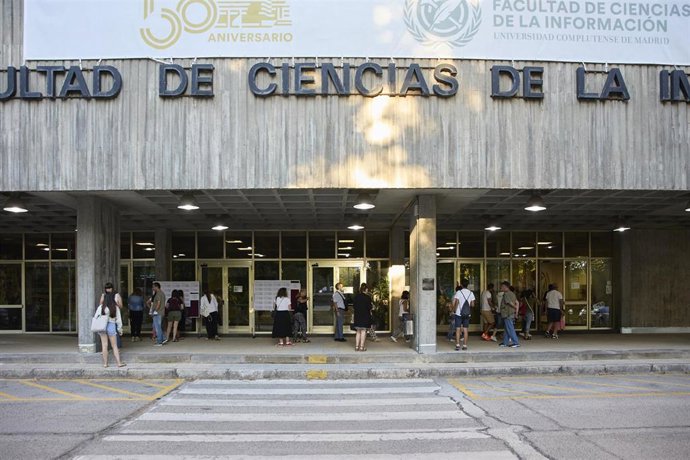 Archivo - Varias personas a la entrada de la Facultad de Ciencias de la Información de la Universidad Complutense de Madrid 