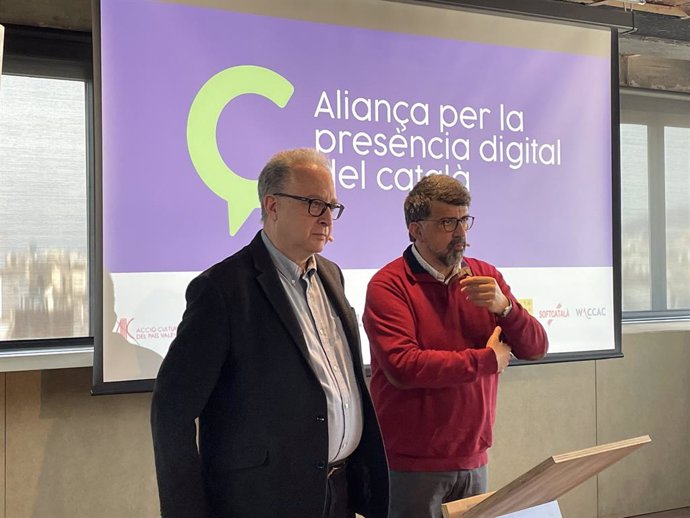 El coordinador de l'Aliana per a la Presncia Digital del Catal, Albert Cuesta, i el president de la Fundació .Cat, Genís Roca