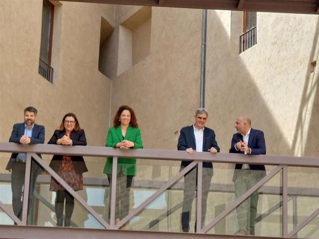 La presidenta del Consell, Catalina Cladera, junto a otras autoridades, anuncia el fin de la segunda fase de la reforma integral de la Misericòrdia