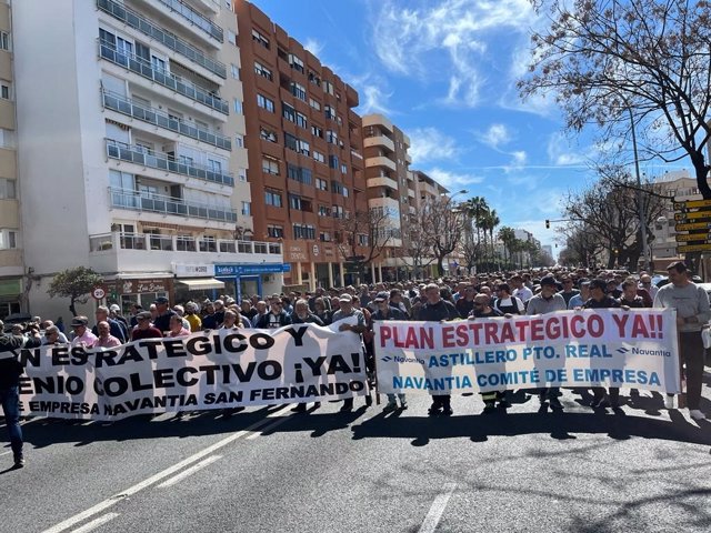 Trabajadores de Navantia en manifestación por la avenida de Cádiz.