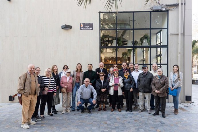 Imagen de la inauguración de la calle nombrada 'Julia Bascuñana'