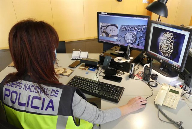 Archivo - Sucesos.- Dos identificados en León por estafar 75.000 euros a clientes de carteras de inversiones en países de Europa