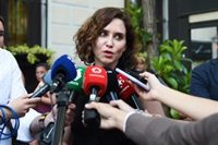 Ayuso cree que es "un debate entre Abascal y Sánchez porque a los dos les interesa ir contra el PP"