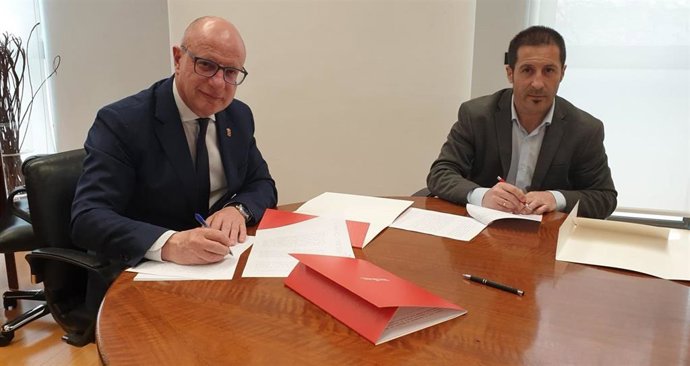 El consejero de Educación, Carlos Gimeno, y el presidente de la Federación Navarra de Municipios y Concejos, Juan Carlos Castillo, en la firma del convenio