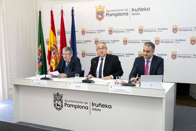 Rueda de prensa del alcalde de Pamplona, Enrique Maya, el decano del Colegio Oficial de Ingenieros Técnicos Industriales, Luis Maestu, y el gerente de CITI y autor del proyecto, Antonio Rodríguez.