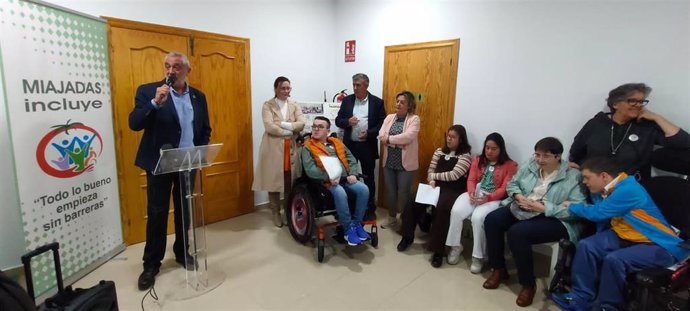 El presidente de la Diputación de Cáceres, Carlos Carlos, inaugura el aula multisensorial de la asociación Miajadas Incluye