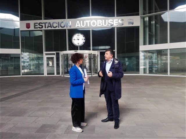 Celia Sanz y Carlos Cuevas, frente a la puerta de la nueva estación de autobuses de Logroño