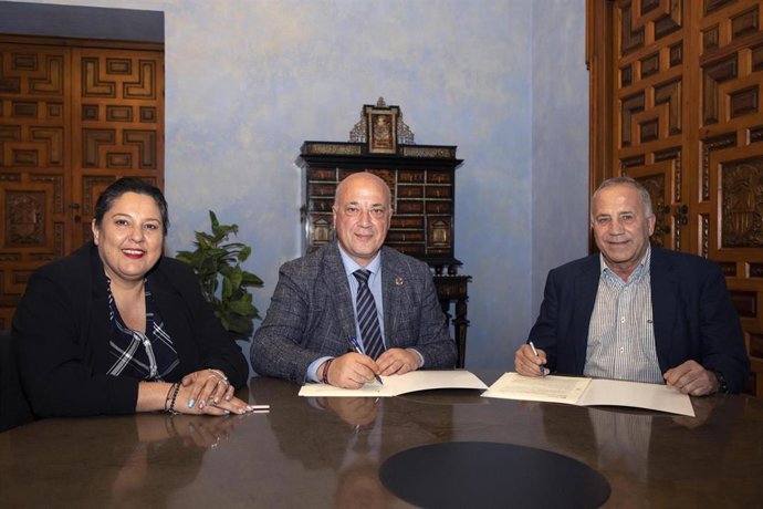 El presidente de la Diputación de Córdoba, Antonio Ruiz (centro), y la delegada de Cohesión Social, Consumo y Participación Ciudadana, Dolores Amo, en la firma con la Asociación Red Comercio.