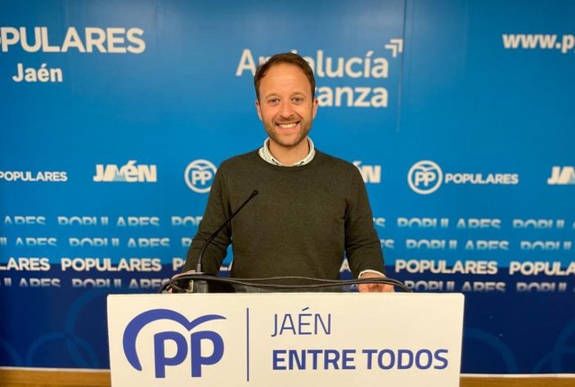 El presidente provincial del PP, Erik Domíguez, en la rueda de prensa.