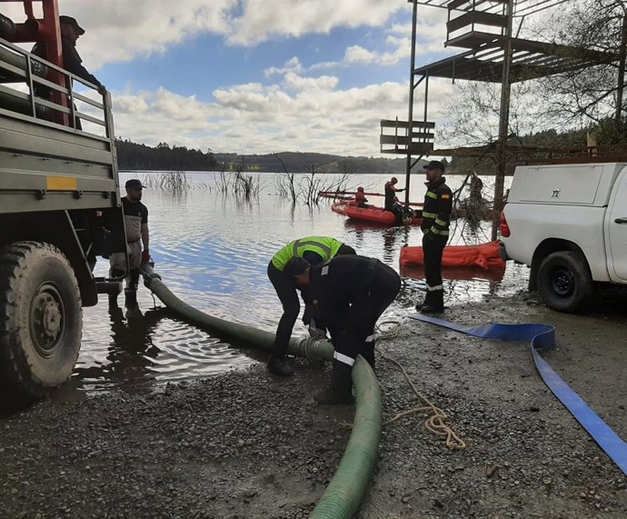 Ejercicio de emergencia ambiental en el embalse de Portodemouros.