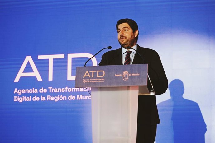 De izquierda a derecha: Javier Martínez Gilabert; José María Casas; Jack Heliang; Fernando López Miras; Inés Bermejo; Luis Alberto Marín; José Luján, y Beatriz Miguel.