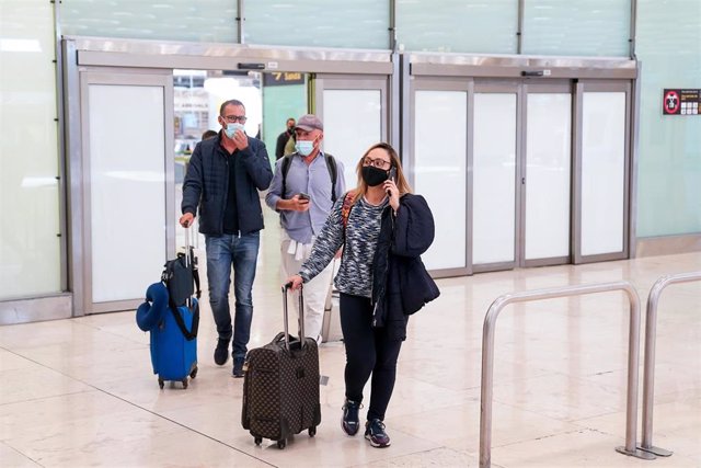 Archivo - Varias personas en la T4 del aeropuerto Adolfo Suárez, Madrid-Barajas durante el primer día laboral tras el estado de alarma, a 10 de mayo de 2021, en Madrid (España).