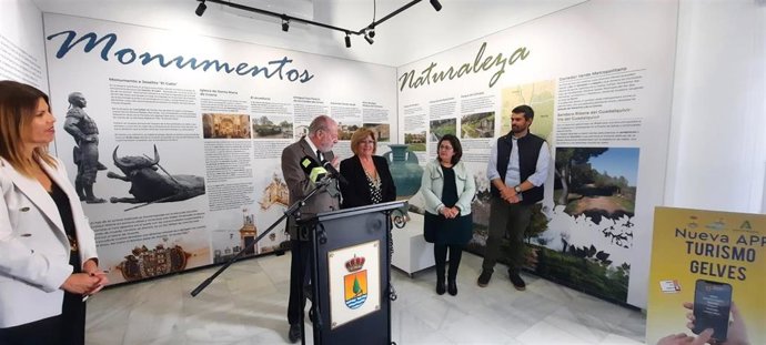 El presidente de la Diputación de Sevilla, Fernando Rodríguez Villalobos, en la inauguración de la nueva Oficina de Turismo de Gelves.