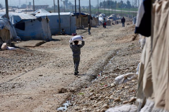 Archivo - Un niño en un campo de desplazados en Irak