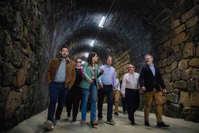 El presidente de la Junta, la consejera de Turismo, y el alcalde de Plasencia, entre otras autoridades, recorren un tunel de un tramo de la vía verde de la Plata.