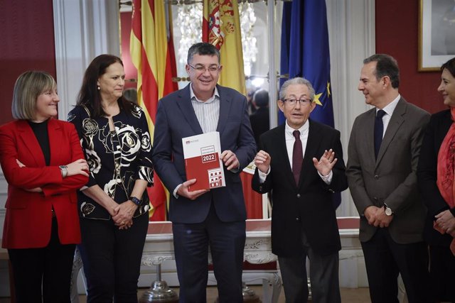 El Síndic de Greuges, Ángel Luna, entrega su memoria de 2022 en Les Corts