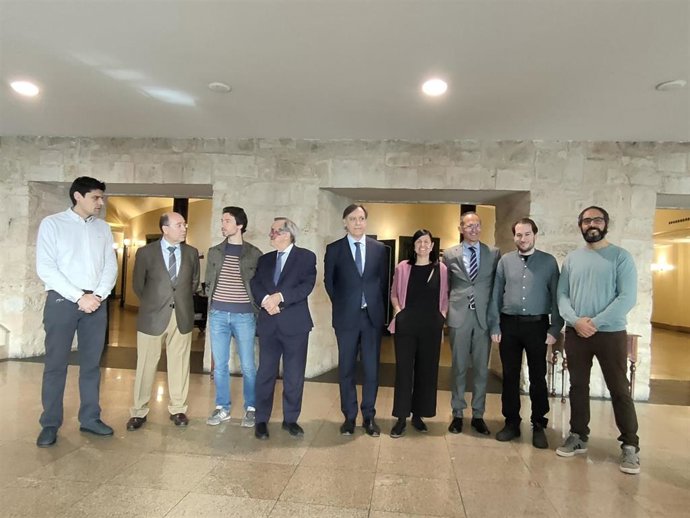El alcalde de Salamanca, Carlos García Carbayo (centro), junto a responsables del Comité Científico y beneficiarios de la primera edición del Programa de Atracción del Talento.