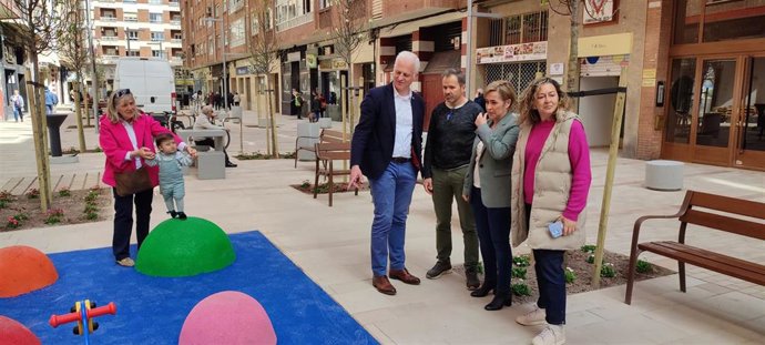 Visita a la reurbanizada calle Fundición por parte del alcalde, Pablo Hermoso de Mendoza, la delegada del Gobierno, Beatriz Arraiz, y la concejala Amaia Castro