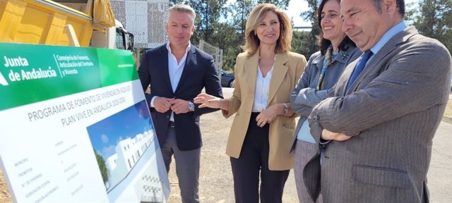 Alicia Martínez, en la primera piedra de una promoción de 15 viviendas en alquiler a precio asequible en Herrera.