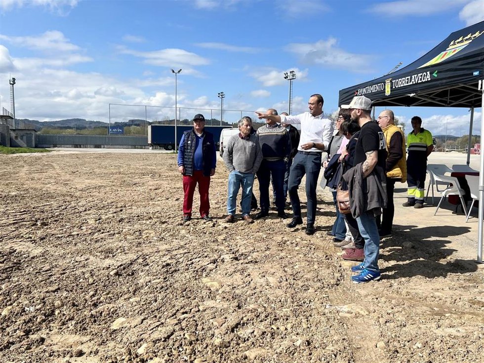 El alcalde de Torrelavega, Javier López Estrada, junto a vecinos de Tanos en las parcelas de Santa Ana adquiridas a la Sareb