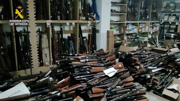 La Guardia Civil destruye 2.256 armas depositadas en Lleida, más de un millar de ellas escopetas