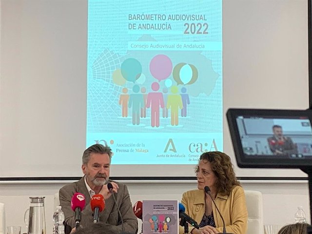La presentación del Barómetro ha tenido lugar en la sede de la Asociación de la Prensa de Málaga presidido por el presidente del Consejo Audiovisual de Andalucía, Domi del Postigo y la presidenta de la Asociación de la Prensa de Málaga, Elena Blanco.